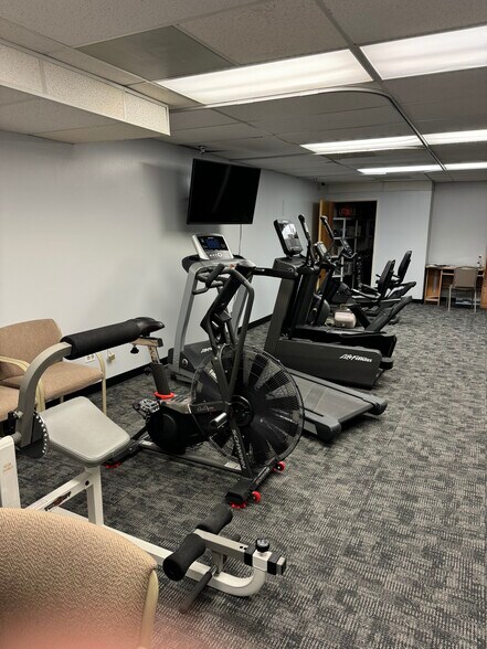 5183-5195 Mayfield Rd, Cleveland, OH à louer - Photo intérieure – Image 3 sur 9