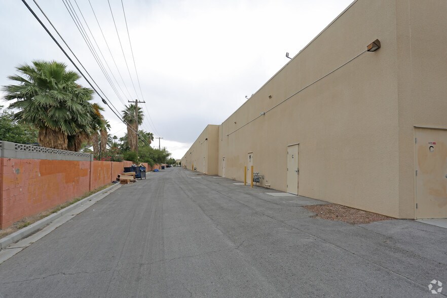 5105 E Sahara Ave, Las Vegas, NV à louer - Photo de l’immeuble – Image 2 sur 6