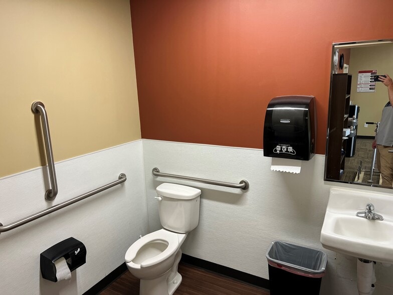 460 N Redwood Rd, North Salt Lake, UT à louer - Photo intérieure – Image 2 sur 4