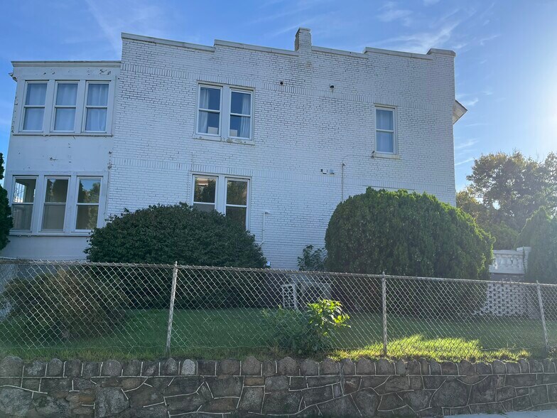 5 Barney Cir SE, Washington, DC à louer - Photo de l’immeuble – Image 2 sur 75