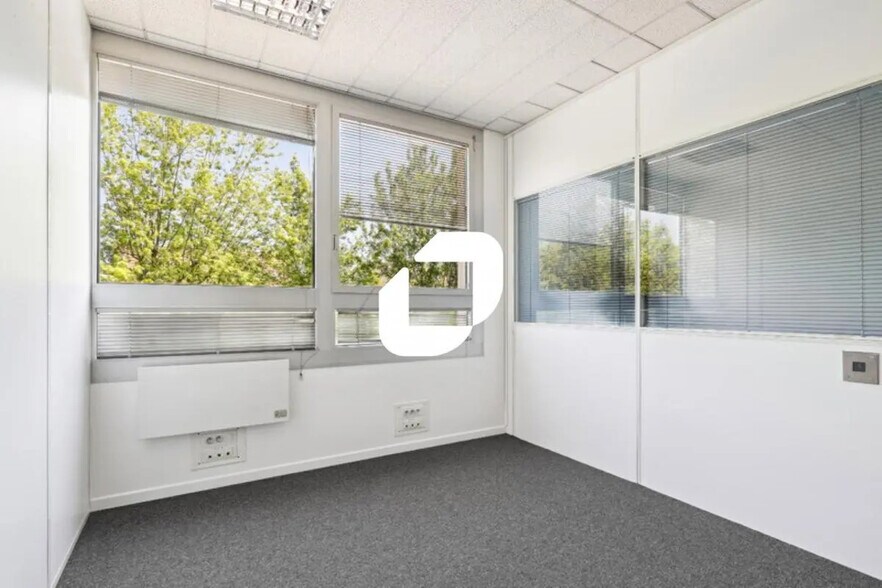 Bureau dans Émerainville à vendre - Photo de l’immeuble – Image 3 sur 12