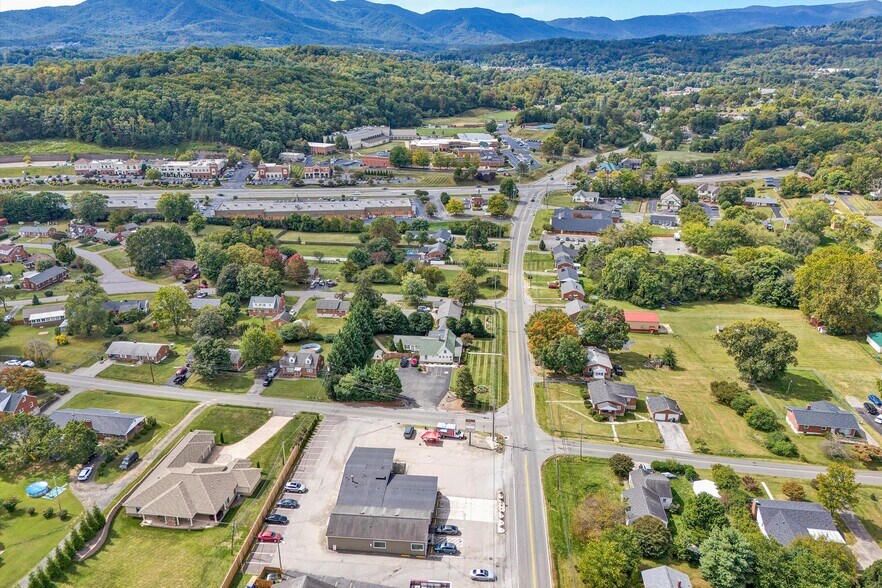 3664 Colonial Ave, Cave Spring, VA à louer - Photo de l’immeuble – Image 2 sur 23