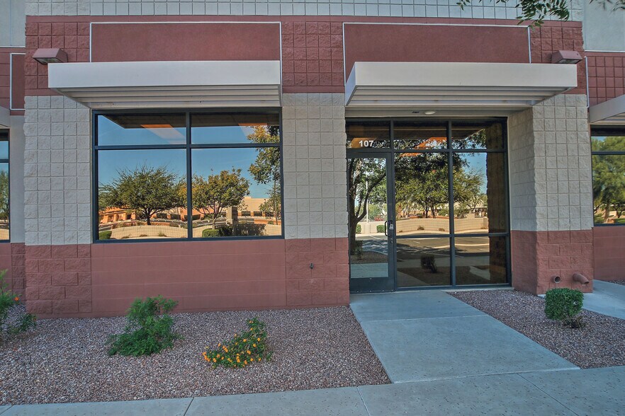 7235 E Hampton Ave, Mesa, AZ à louer - Photo de l’immeuble – Image 2 sur 17