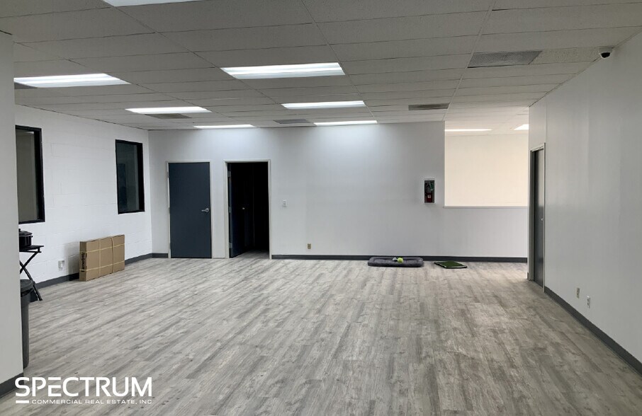 15927-15929 Arminta St, Van Nuys, CA à louer - Photo de l’immeuble – Image 3 sur 15
