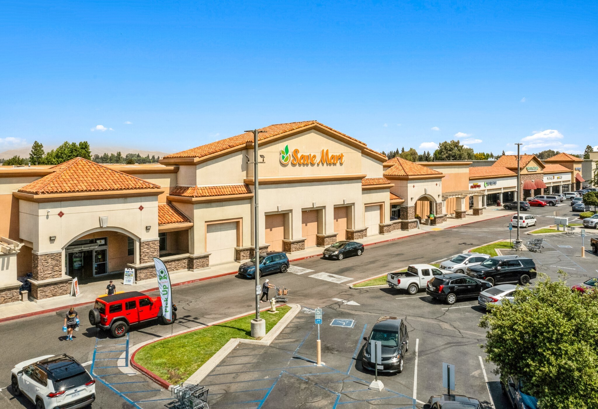 1815-1865 Herndon Ave, Clovis, CA à louer Photo principale– Image 1 sur 10