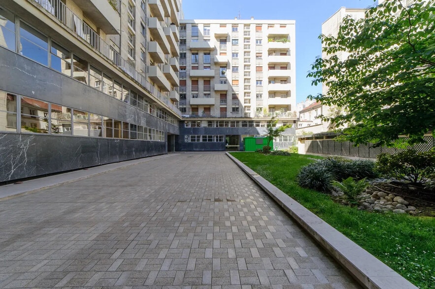 168 Rue De Grenelle, Paris à louer - Photo de l’immeuble – Image 2 sur 11