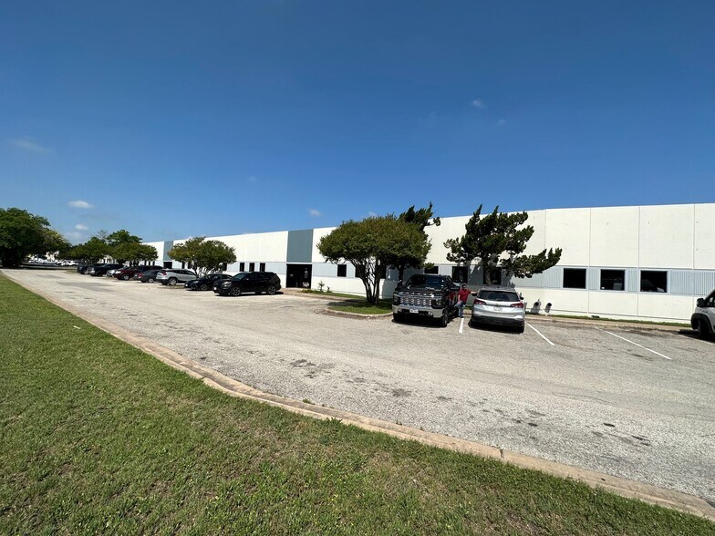 1300 Smith Rd, Austin, TX à louer - Photo de l’immeuble – Image 3 sur 7