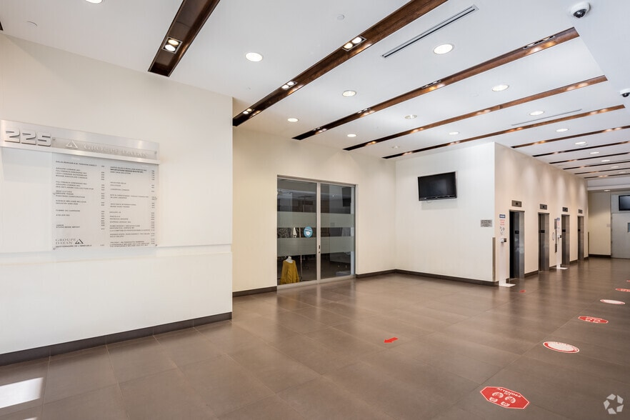 225 Rue Chabanel O, Montréal, QC à louer - Hall d’entrée – Image 3 sur 25