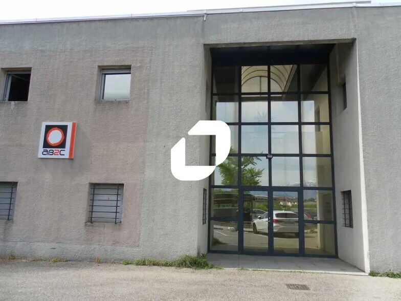 Bureau dans Fontaine à vendre - Photo de l’immeuble – Image 2 sur 8