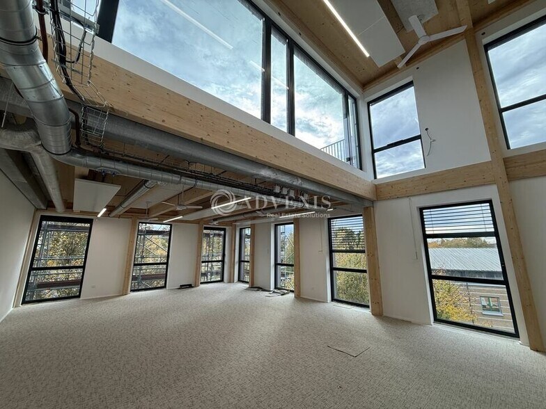 1 Rue Albert Einstein, Champs-sur-Marne à louer - Photo de l’immeuble – Image 2 sur 12