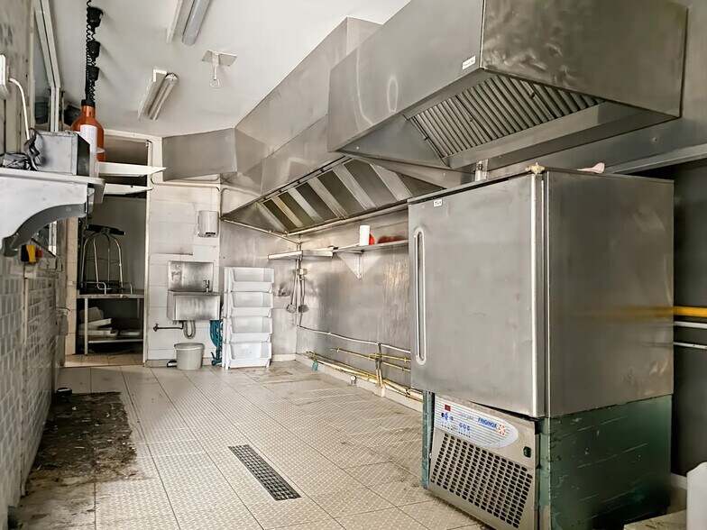 Local commercial dans Nanterre à vendre - Photo de l’immeuble – Image 2 sur 16