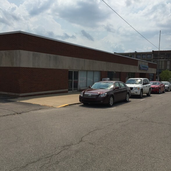 112 E 3rd St, Mount Vernon, IN à louer - Photo de l’immeuble – Image 2 sur 6
