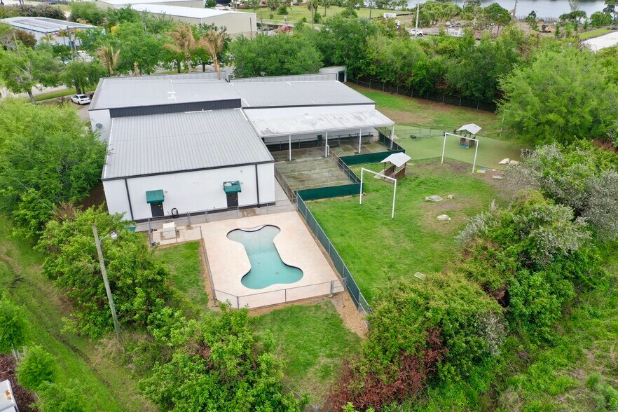 1310 SW Treasure Coast Commercial Way, Stuart, FL à vendre - Photo de l’immeuble – Image 3 sur 6