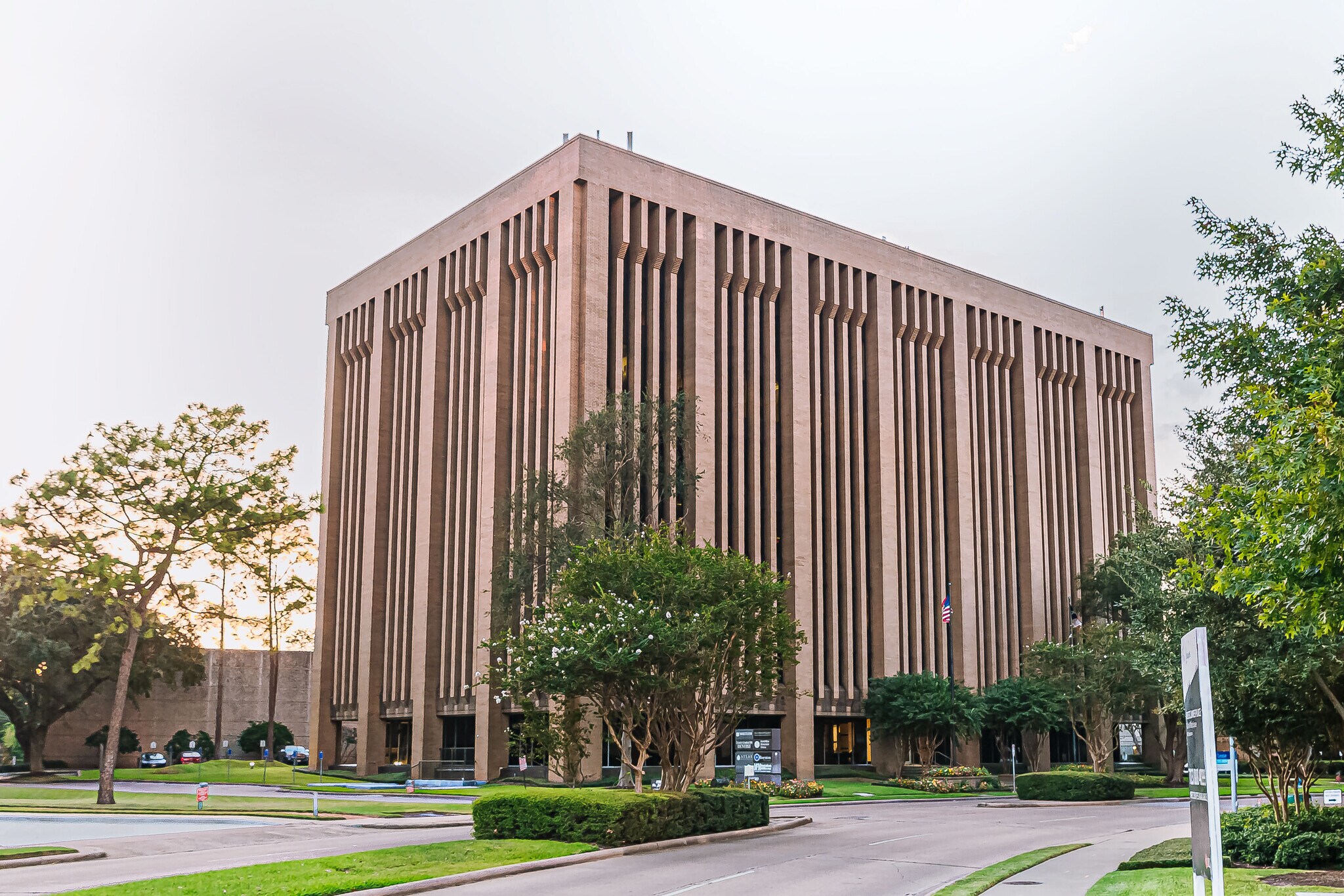 1900 St James Pl, Houston, TX à louer Photo de l’immeuble– Image 1 sur 7