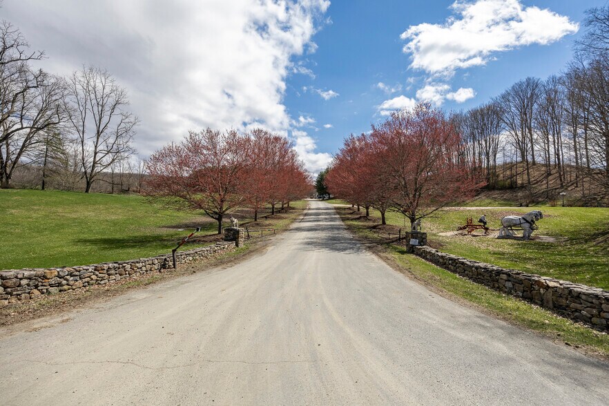 12 Hunns Lake Rd, Stanfordville, NY à vendre - Photo de l’immeuble – Image 3 sur 28