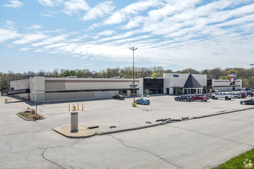 7900 Hickman Rd, Windsor Heights, IA à louer - Photo de l’immeuble – Image 1 sur 21