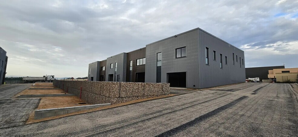 Local d'activités dans Vailhauquès à vendre - Photo de l’immeuble – Image 3 sur 19