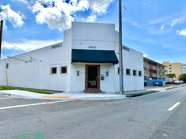 501 SW Douglas Ave, Miami, FL à louer - Photo de l’immeuble – Image 1 sur 6