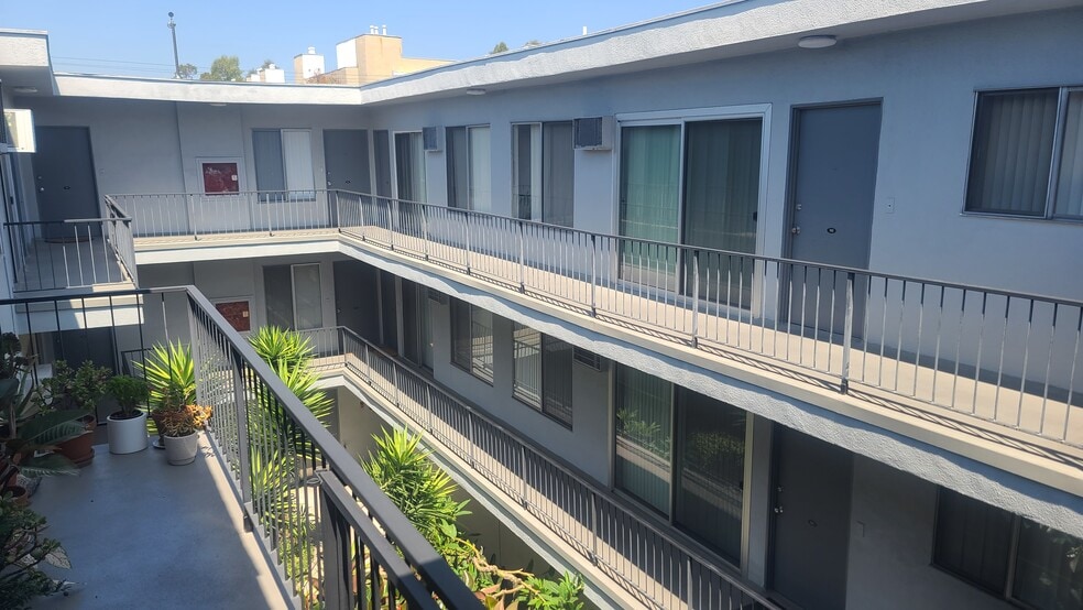 725 N Sweetzer Ave, Los Angeles, CA à vendre - Photo de l’immeuble – Image 3 sur 8