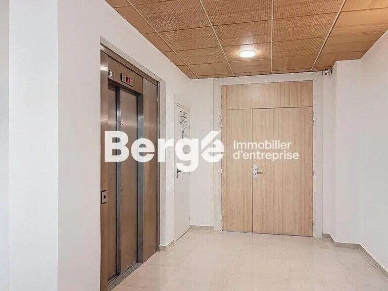 Bureau dans Valbonne à louer - Hall d’entrée – Image 2 sur 3