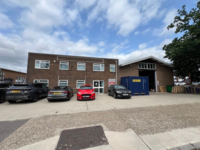 Blatchford Rd, Horsham à louer - Photo de l’immeuble – Image 1 sur 2