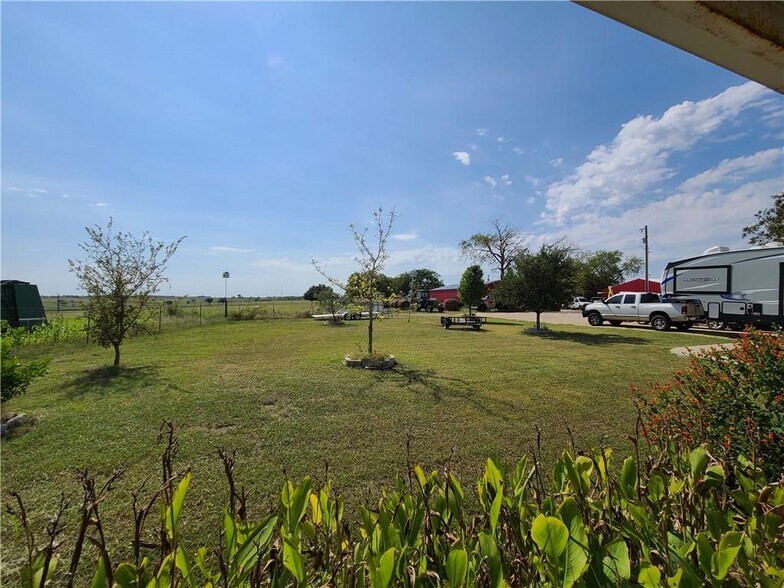 609 County Road 420, Taylor, TX à vendre - Photo principale – Image 1 sur 21