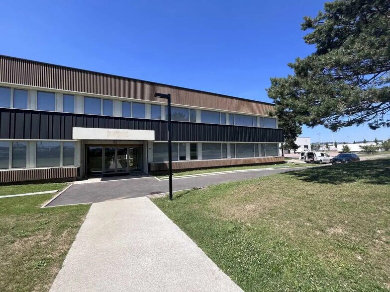 Bureau dans Le Petit-Quevilly à louer - Photo de l’immeuble – Image 1 sur 10
