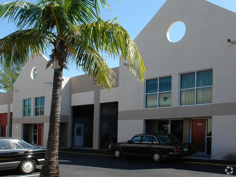 7039-7051 SW 47th St, Miami, FL à louer - Photo de l’immeuble – Image 2 sur 2