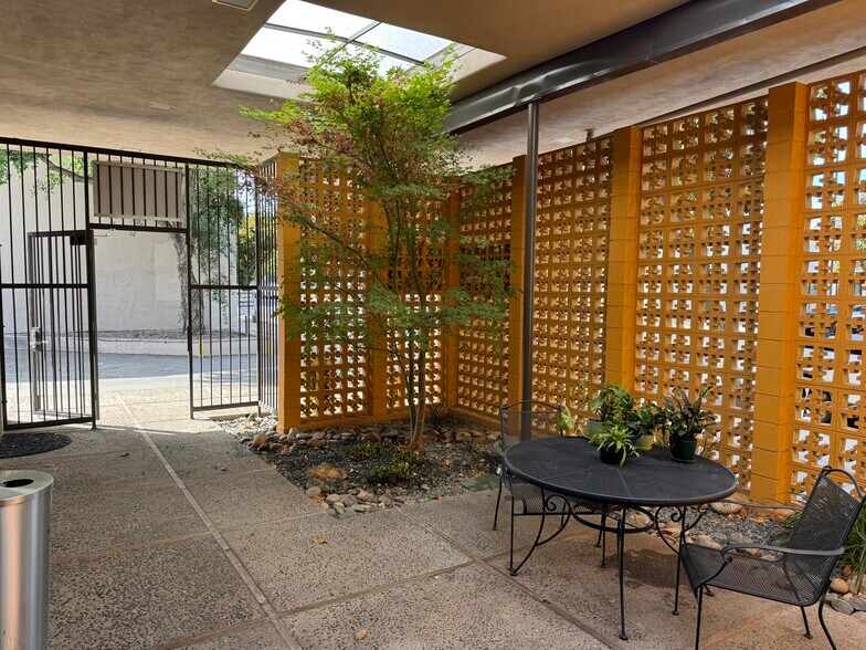 1008 12th St, Modesto, CA à louer - Photo de l’immeuble – Image 2 sur 21