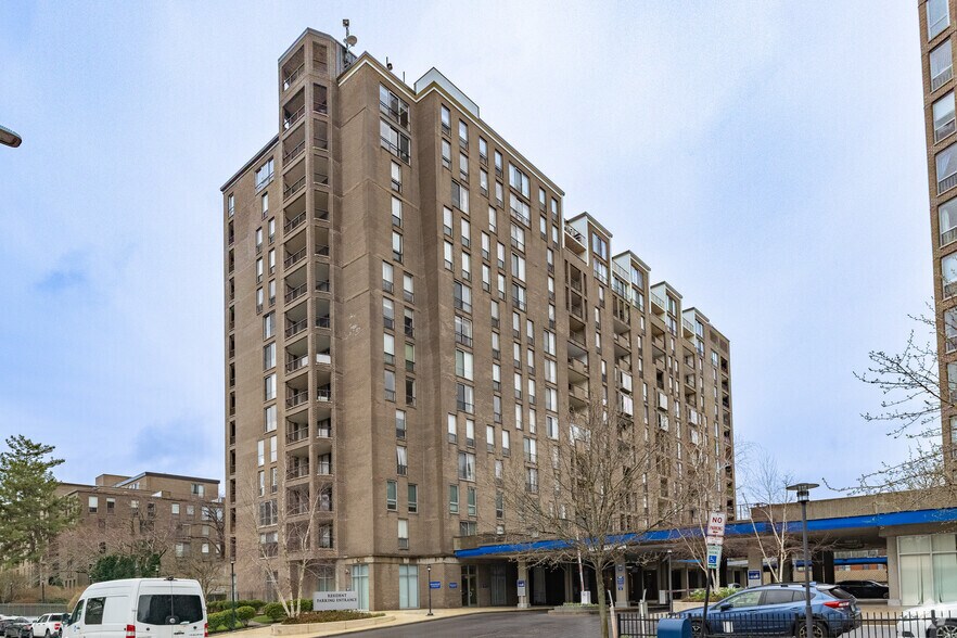 77 Pond Ave, Brookline, MA à vendre - Photo principale – Image 1 sur 29