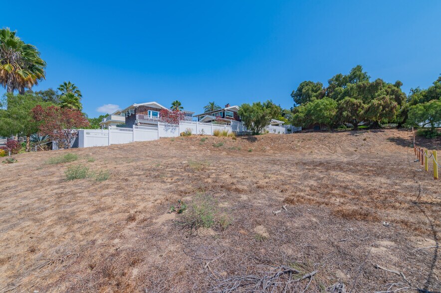 2420 Gaviota Ave, Signal Hill, CA à vendre - Photo de l’immeuble – Image 3 sur 7