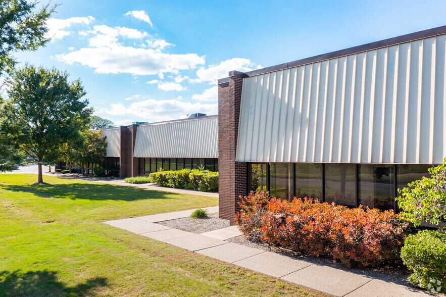 15300 Rotunda Dr, Dearborn, MI à louer - Photo de l’immeuble – Image 3 sur 6