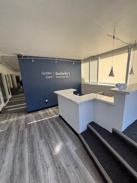 2071 Antioch Ct, Oakland, CA à louer - Photo de l’immeuble – Image 3 sur 7