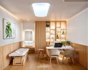 Espace de travail lumineux et moderne, idéal pour un cabinet professionnel.