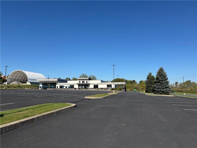 3535 Walters Rd, Syracuse, NY à vendre - Photo de l’immeuble – Image 3 sur 27
