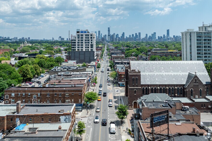 1076 Bloor St W, Toronto, ON à louer - Aérien – Image 2 sur 2