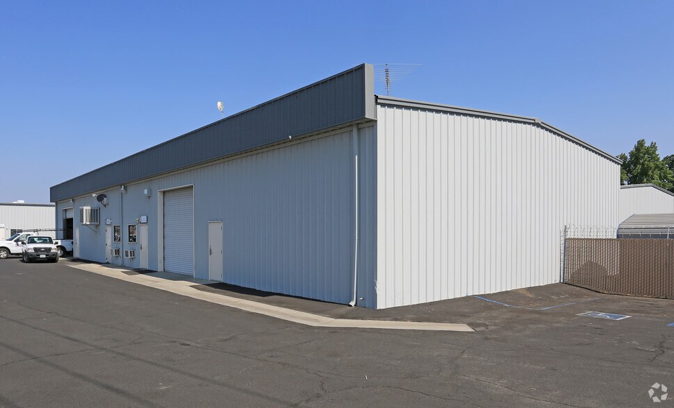 1197 Vanderbilt Cir, Manteca, CA à louer - Photo de l’immeuble – Image 1 sur 4