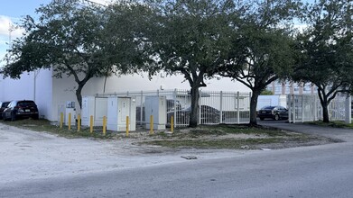 15251 NE 18th Ave, North Miami Beach, FL à louer Photo intérieure– Image 2 sur 14