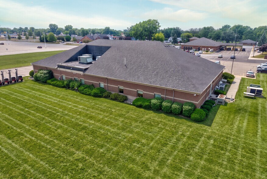 2305 S Center Rd, Burton, MI à vendre - Photo de l’immeuble – Image 3 sur 59