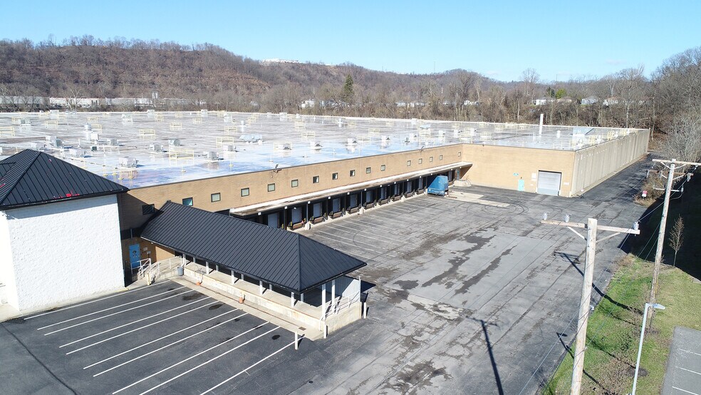 2250 Roswell Dr, Pittsburgh, PA à louer - Photo de l’immeuble – Image 3 sur 12