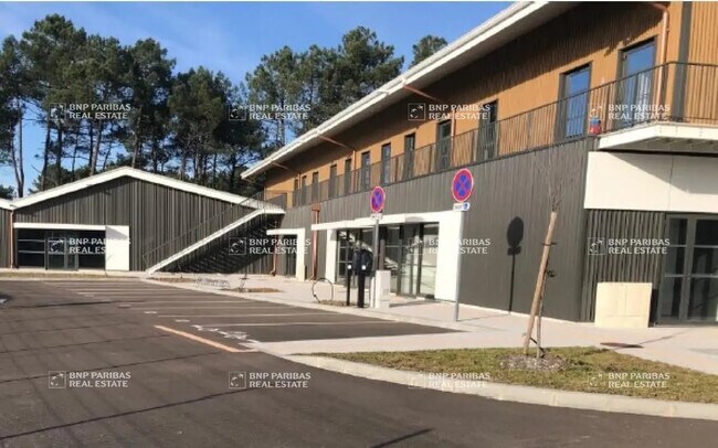 Plus de détails pour Local d'activités à louer