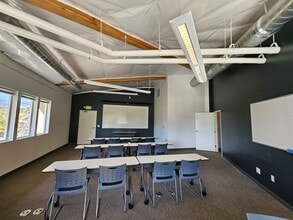 5605 Riggins Ct, Reno, NV à vendre Photo de l’immeuble– Image 2 sur 5