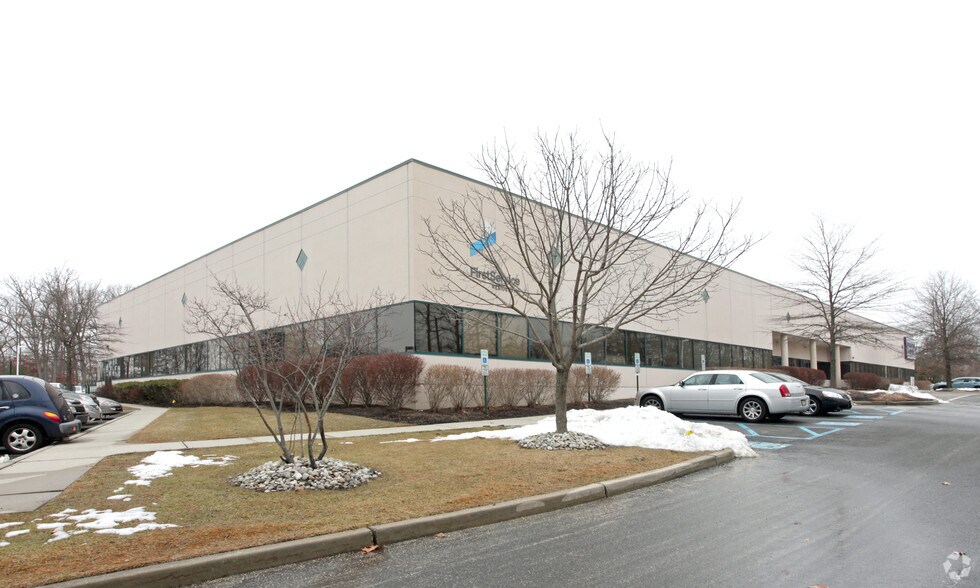 17-21 Christopher Way, Eatontown, NJ à louer - Photo de l’immeuble – Image 3 sur 5