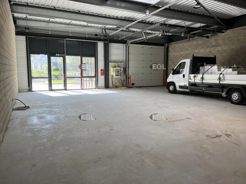 Local d’activités dans Éragny à louer - Photo de l’immeuble – Image 2 sur 6