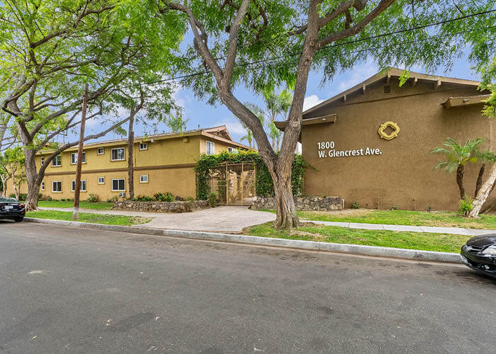 1800 W Glencrest Ave, Anaheim, CA à vendre - Photo de l’immeuble – Image 2 sur 8