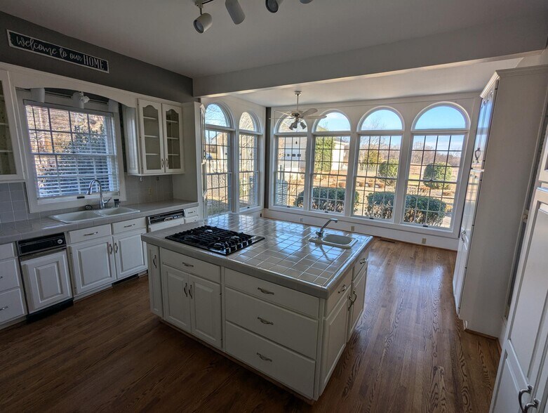 4059 Lowry Rd, Goode, VA à vendre - Photo intérieure – Image 2 sur 12