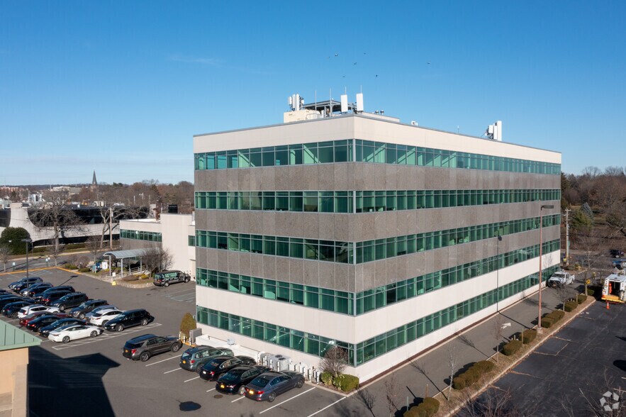 865 Merrick Ave, Westbury, NY à vendre - Photo principale – Image 2 sur 5