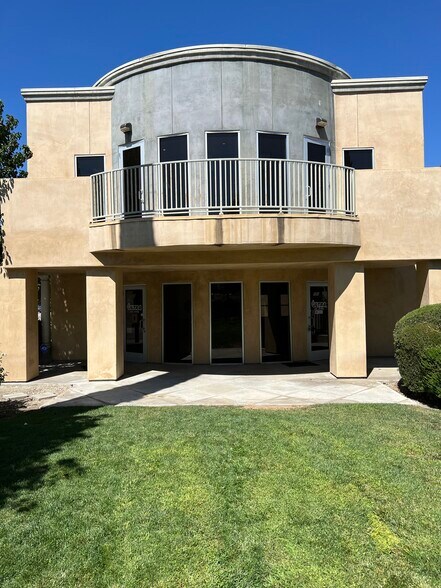 23333 Cinema Dr, Santa Clarita, CA à louer - Photo de l’immeuble – Image 1 sur 11