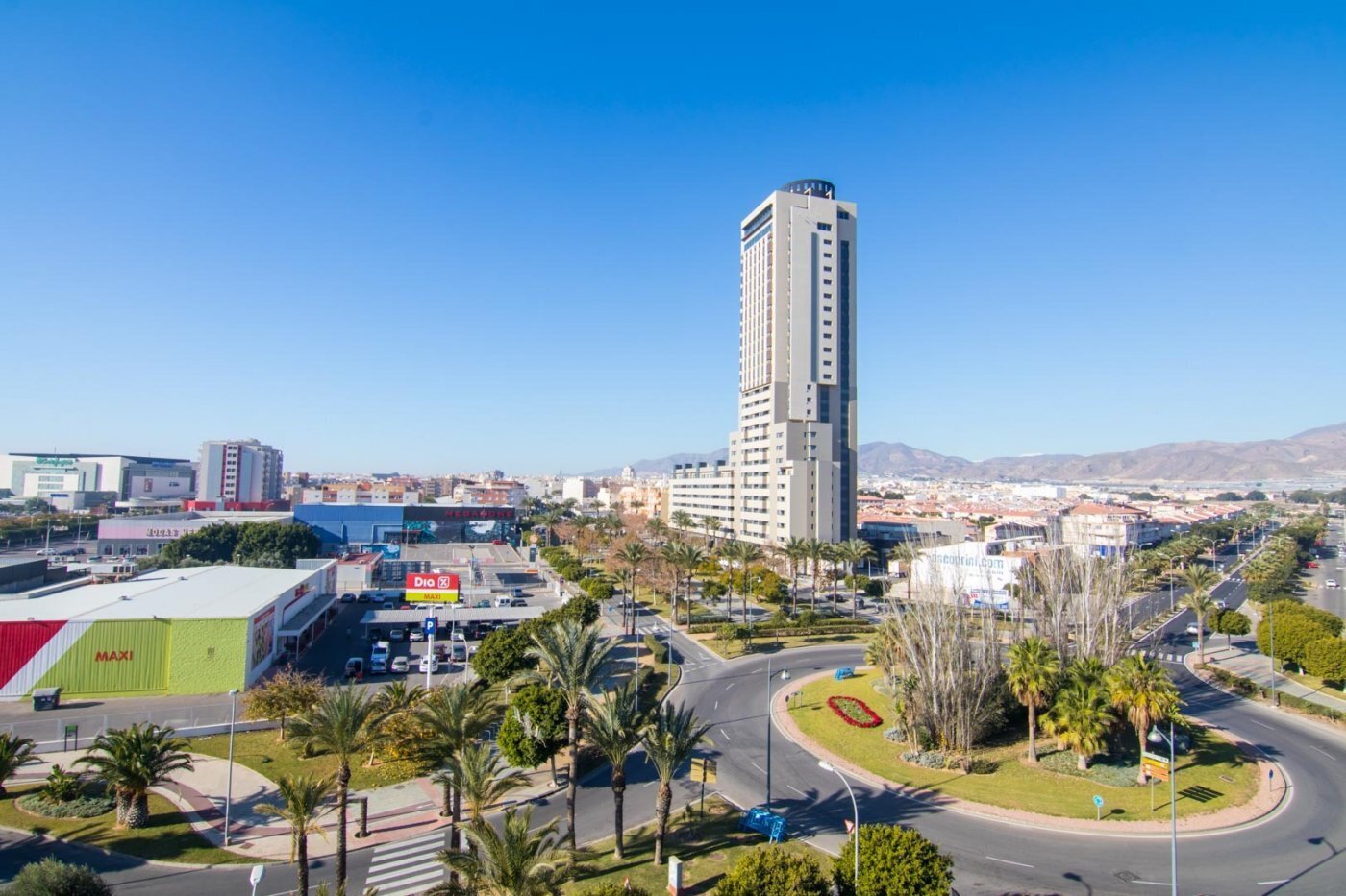 Local commercial dans El Ejido, Almería à vendre Photo de l’immeuble– Image 1 sur 3