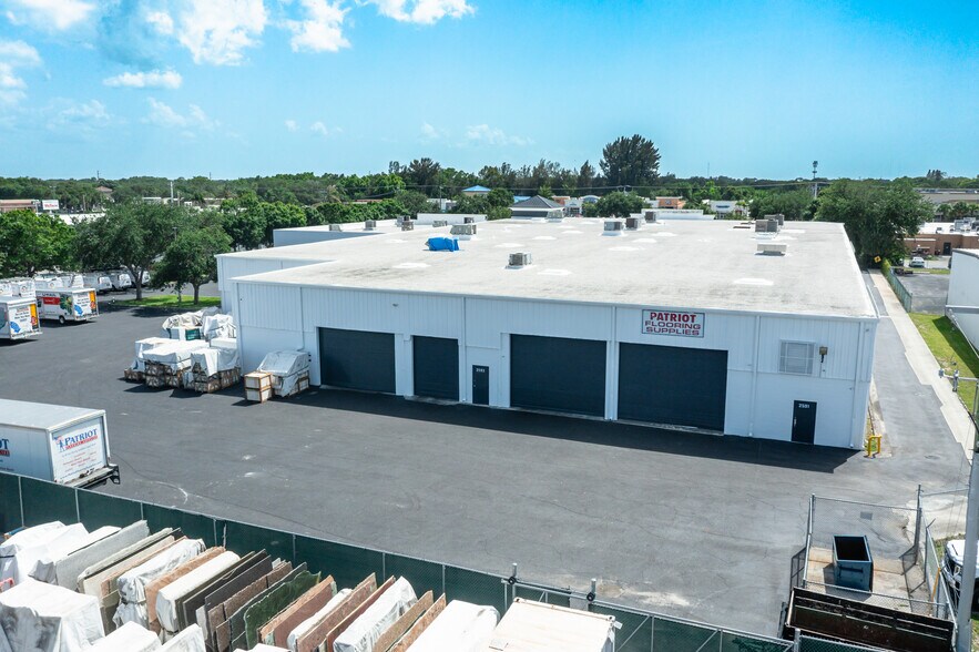 2585-2605 SE Federal Hwy, Stuart, FL à vendre - Photo de l’immeuble – Image 2 sur 2